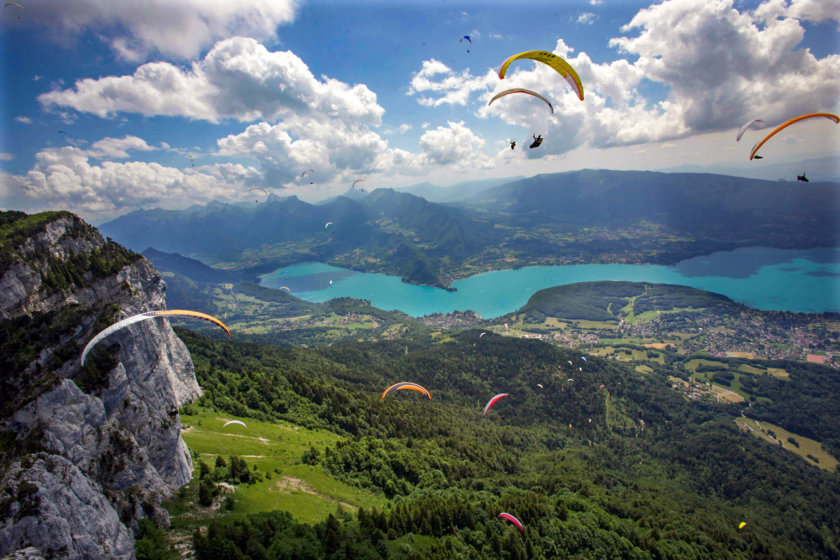 Doing paragliding in Annecy