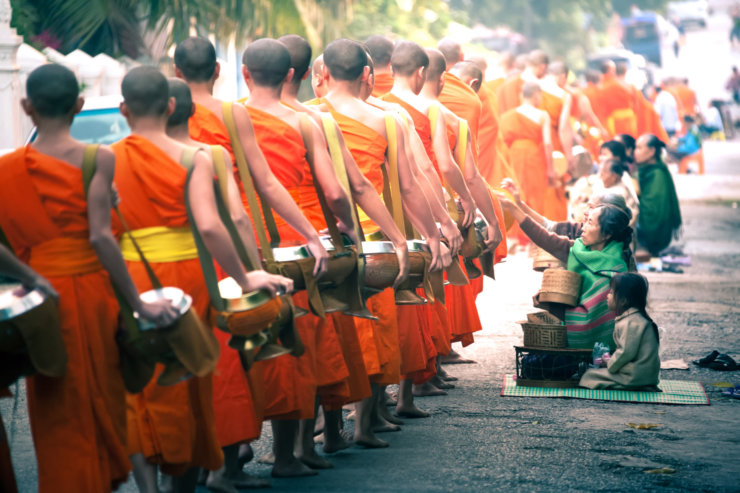 aumone moines luang prabang laos