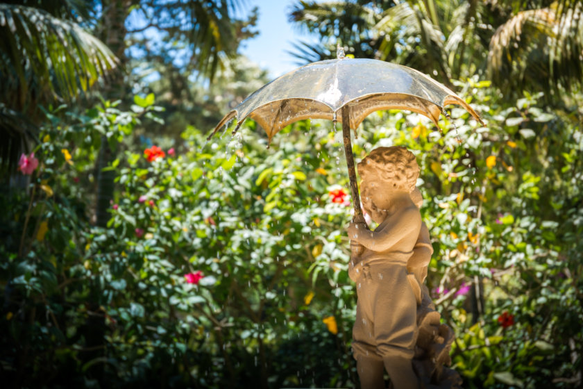 Fontana dei Bambini sotto un ombrello, nel parco Genoves