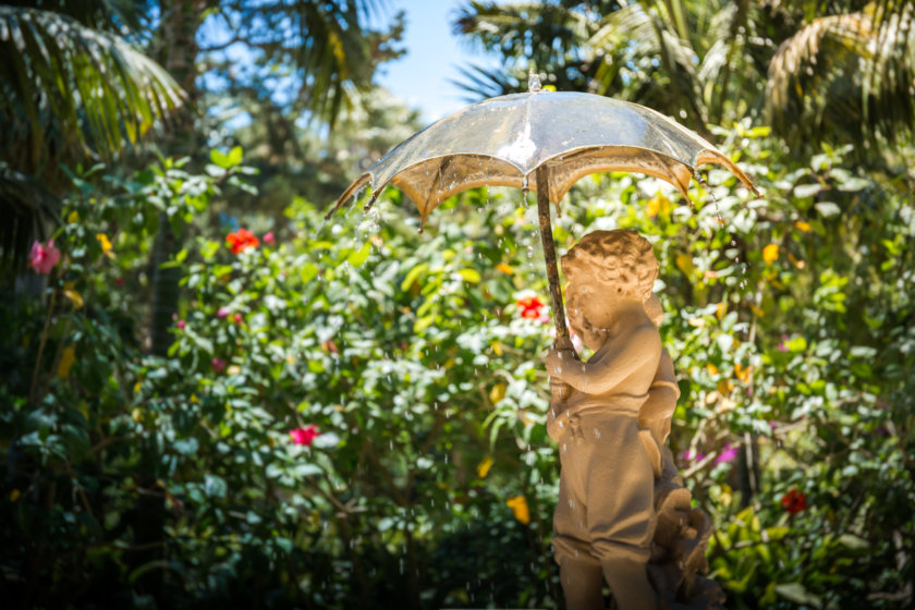 Crianças sob uma fonte de guarda-chuva, no parque Genovés