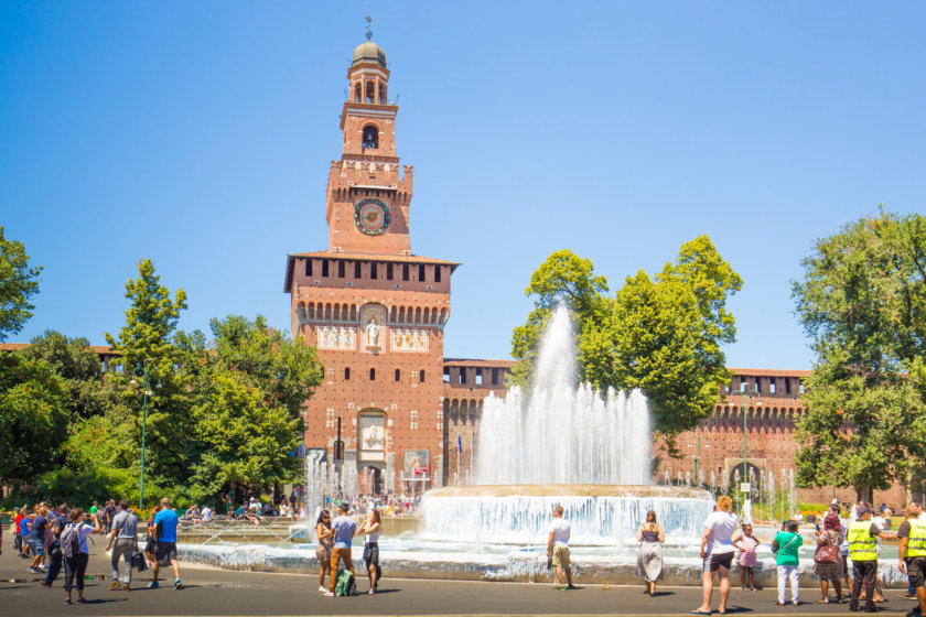 La fontaine et l'entrée sud du château des Sforza