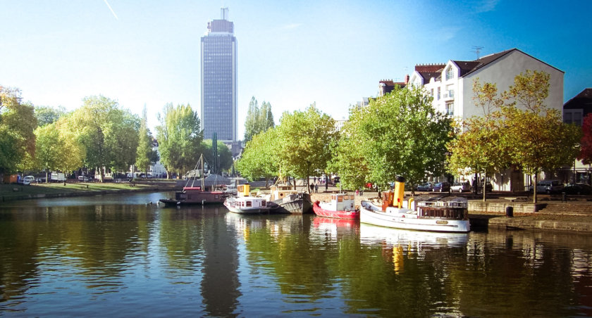 Die Erdre mit der Tour Bretagne im Hintergrund