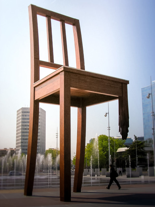 Escultura de la silla rota - Broken Chair Sculpture Ginebra