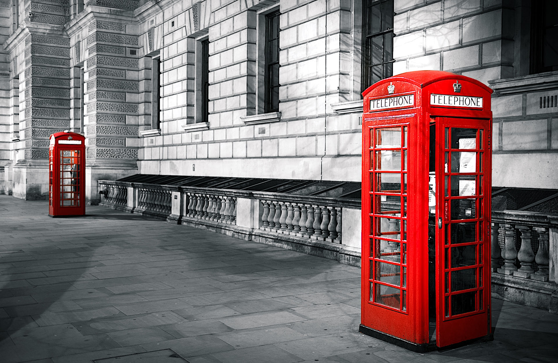 Интернет в лондоне. Телефонная будка Лондон. Красная будка в Лондоне. Телефонная будка Англия. London телефонная будка.