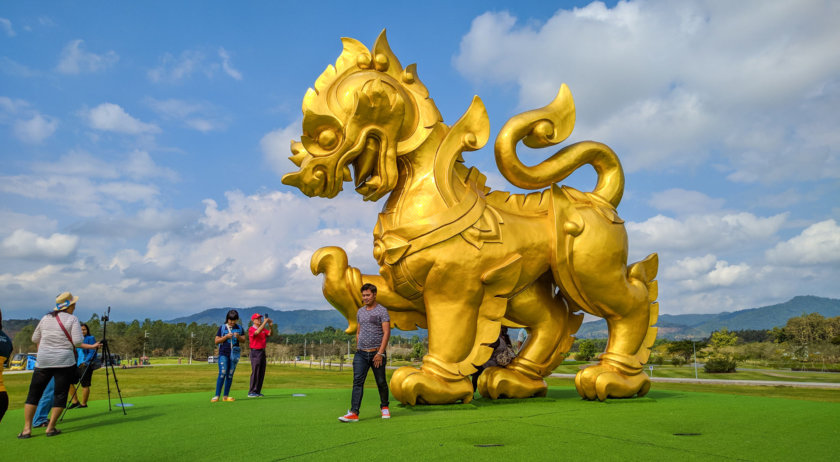 O leão dourado no Singha Park